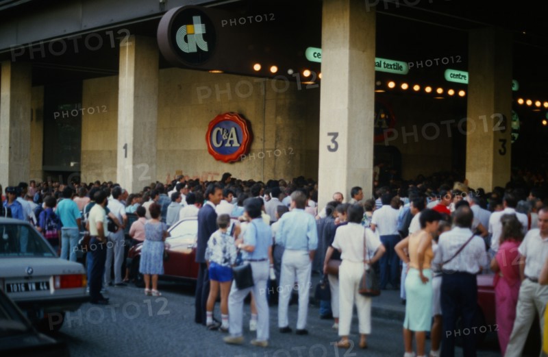 Spectateurs attendant d'entrer sur le plateau de la Roue de la Fortune