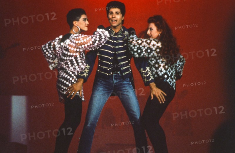 Jean-Luc Lahaye et les danseuses des ballets de Rheda
