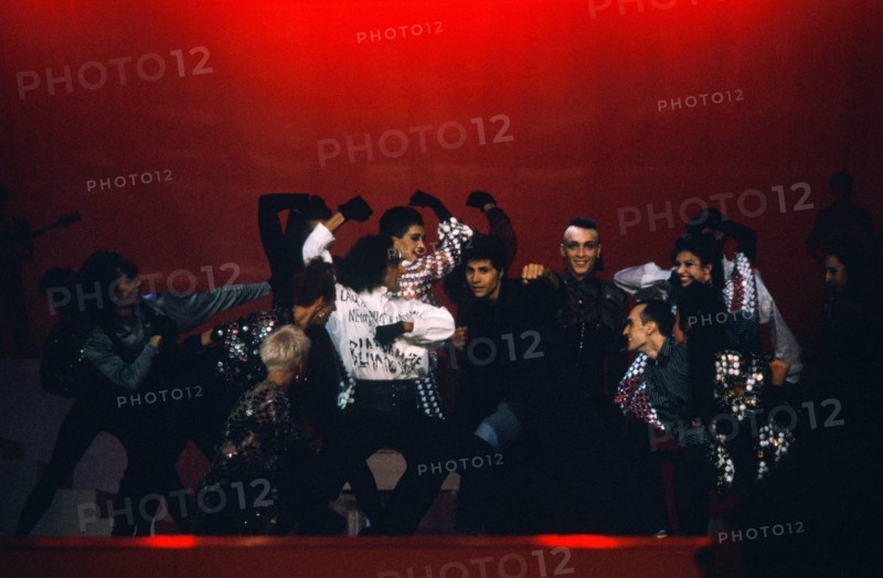 Jean-Luc Lahaye and the dancers of the Rheda ballets