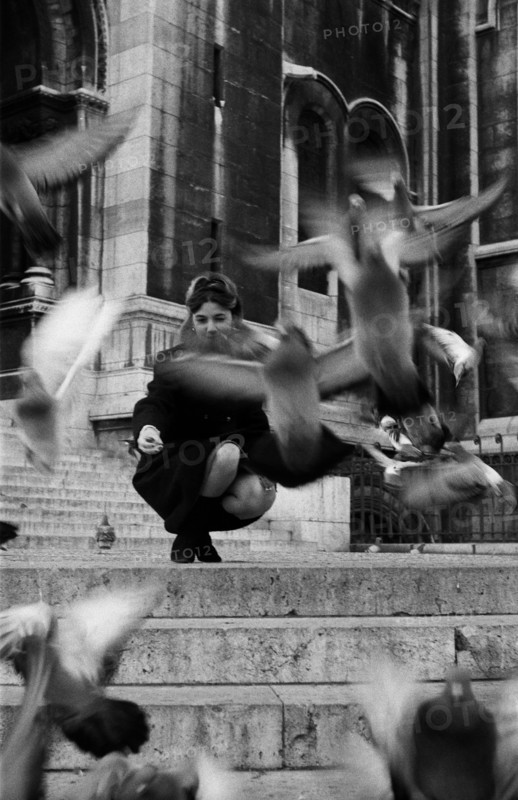Jeune femme avec des pigeons
