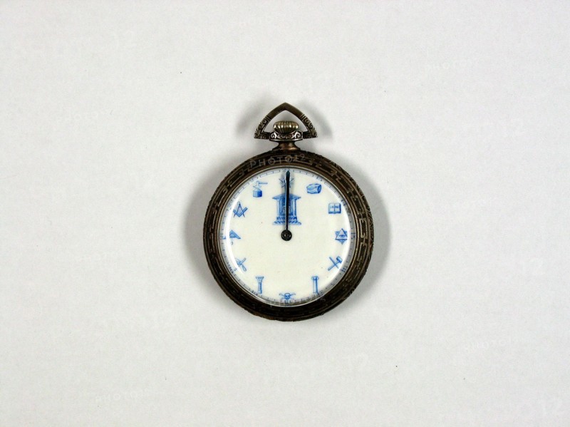 Pécou, Cadran émaillé d’horloge comtoise à décors maçonniques.