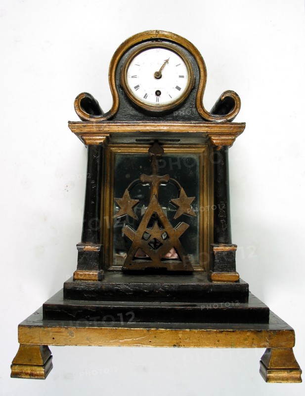 Pendule artisanale en bois.