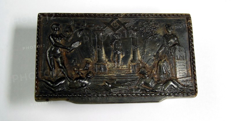 Tabatière française à décors maçonniques.