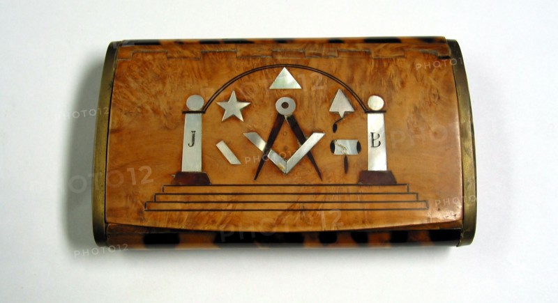 Tabatière en bois à thème maçonnique.