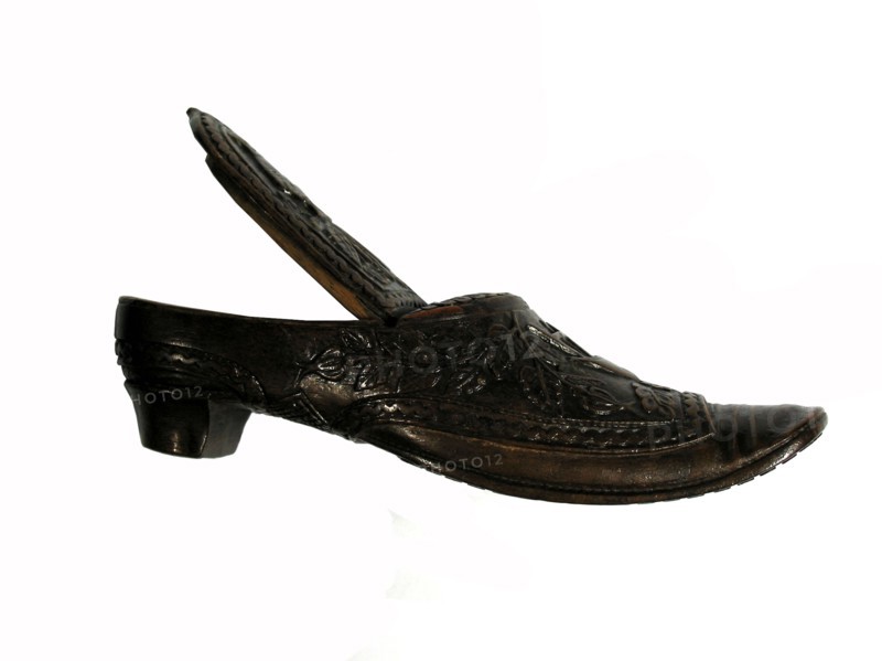 Artisanal snuffbox in the shape of a clog.
