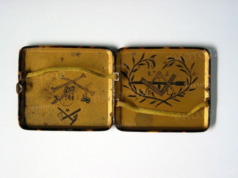 Porte cigarettes à motifs maçonniques.