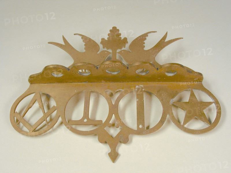 Porte pipe à décors maçonniques.
