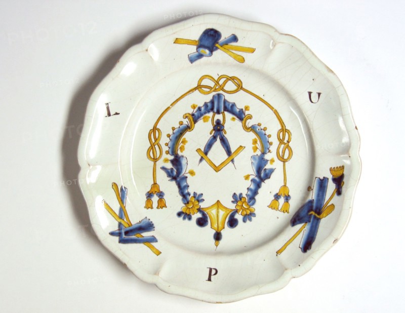 Assiette en faïence.