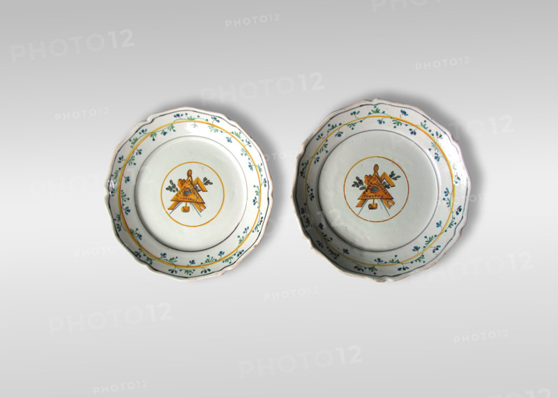 Assiettes en faïence de Nevers.
