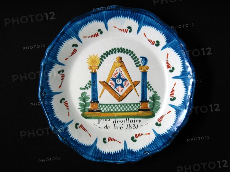Assiette en faïence.