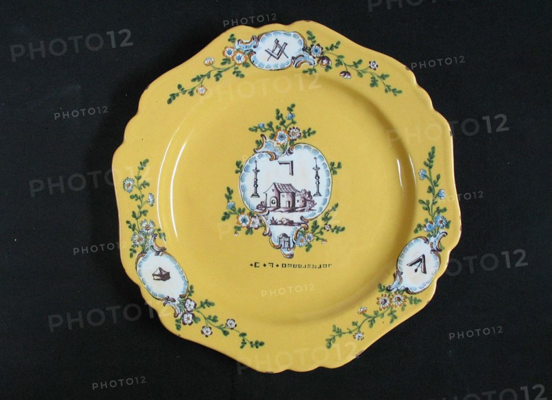 Assiette en faïence.