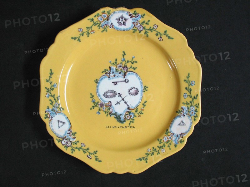 Assiette en faïence.