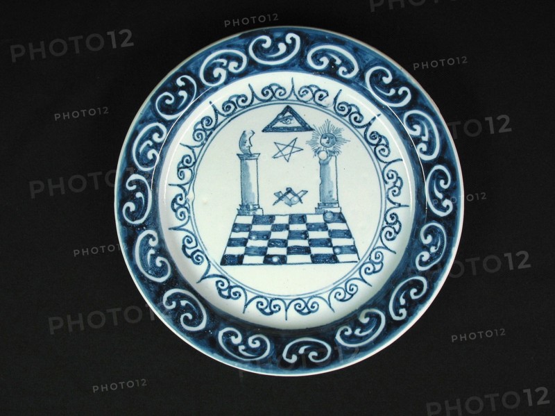 Assiette en faïence bleue.