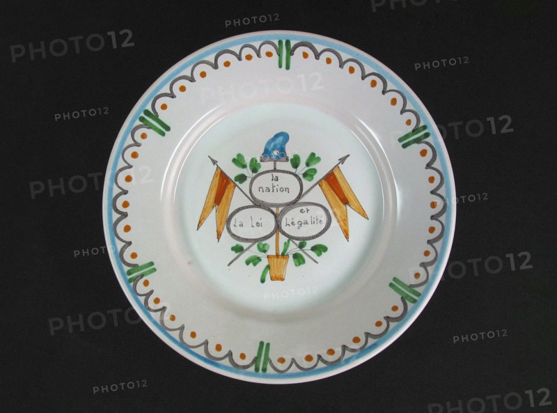 Assiette creuse en faïence.
