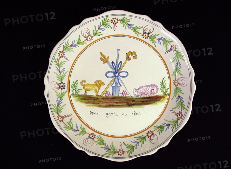 Assiette creuse en faïence.