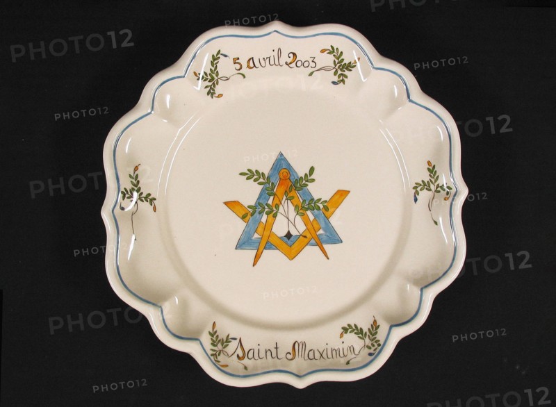 Assiette en faïence provençale.
