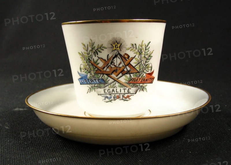Tasse et sa sous-tasse en porcelaine.