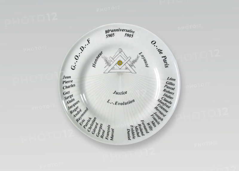 Assiette en porcelaine de Limoges.