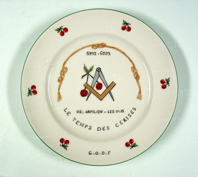 Assiette en porcelaine.