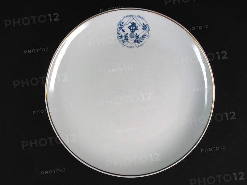 Assiette de table en porcelaine de Limoges.