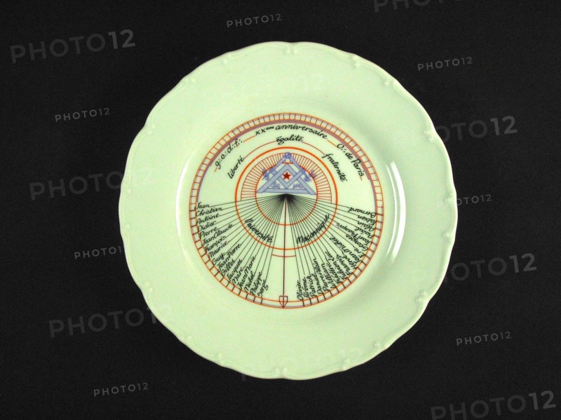 Assiette en porcelaine.