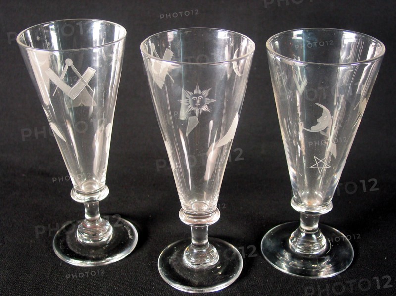 Grand verre anglais à pied à décors maçonniques