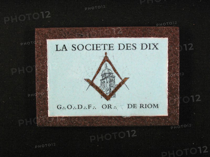 Céramique enchâssée pour la loge La Société des Dix du Grand Orient de France à Riom, 9cm x 13 cm, fin 20e siècle.