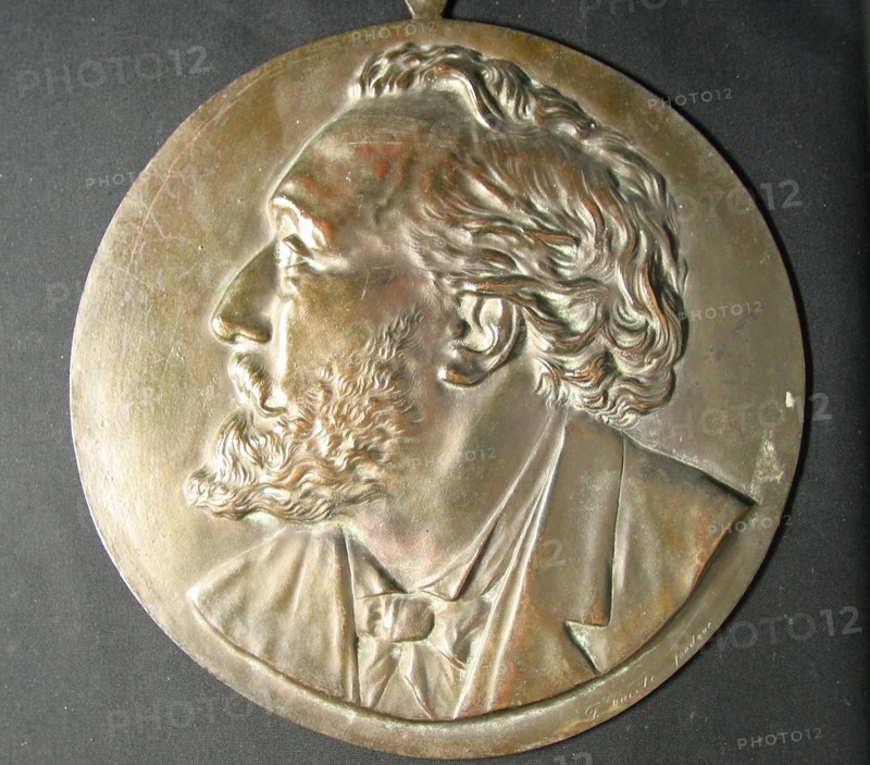 Médaillon en fonte, portrait de Léon Gambetta (1838-1882), 38 cm, vers 1880.