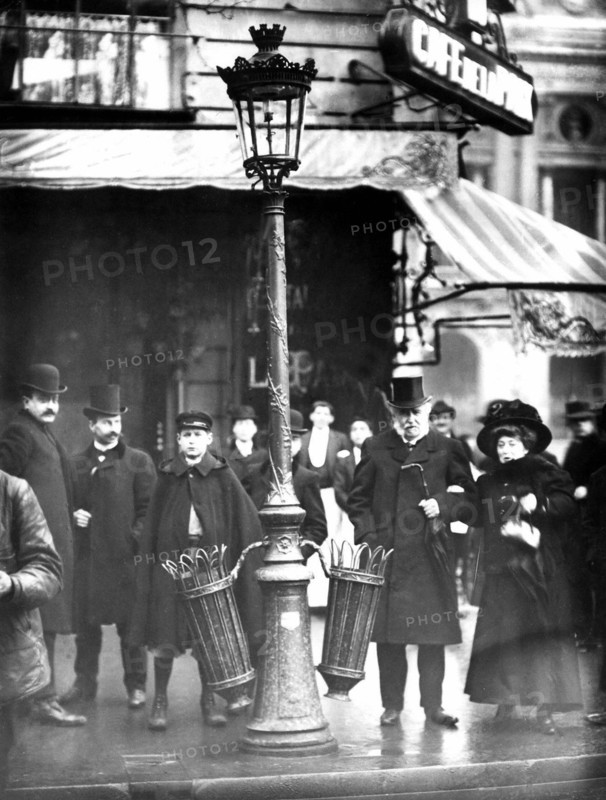 Street lamp in Paris, 1907