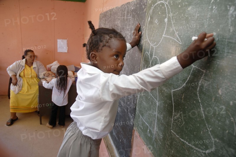 Ecolière africaine en classe