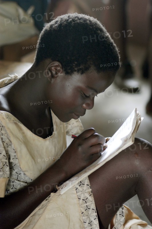 Petite fille swazie en classe, 2004