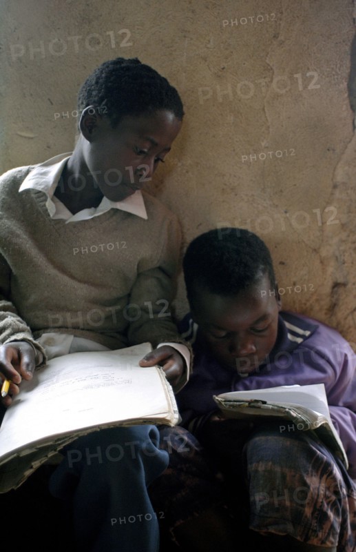 Elève prenant des notes sur son cahier, 2004