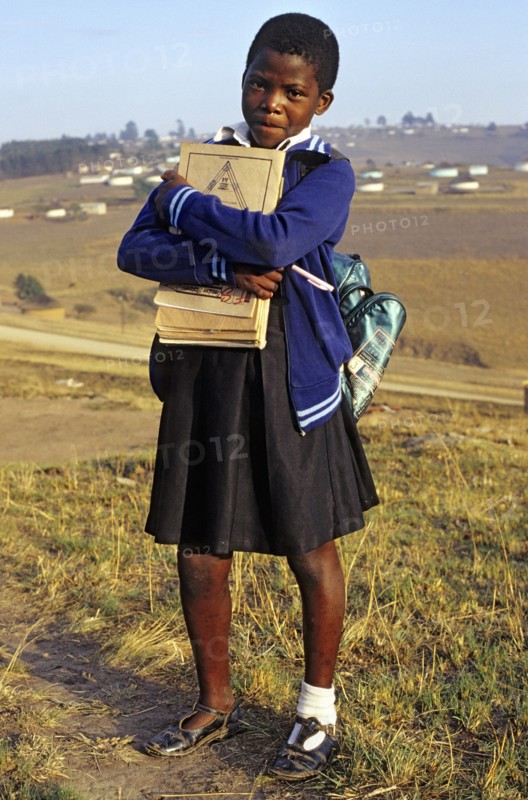 Ecolière africaine sur le chemin de l'école, 2000