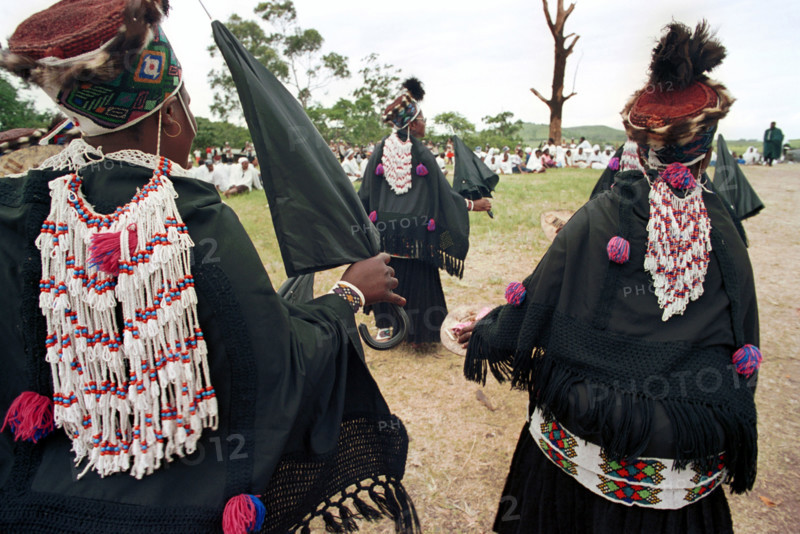 Gingindlovu, KwaZulu-Natal, South Africa, 12/2003
shembe women, festival, shembe church, religion, religious, umbrella, umbrellas, zulu women, african religion