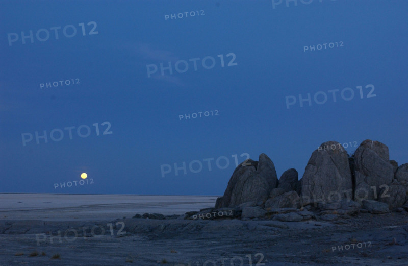 Kubu Island at full moon
\n