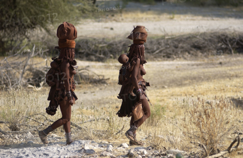 Himba woman walking
\n