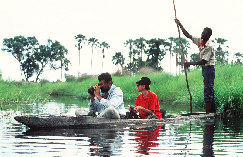 Tourists in a Makoro Okavango Delta
\n