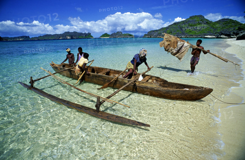 CANOE, NORTHWESTERN MADAGASCAR, MADAGASCAR
