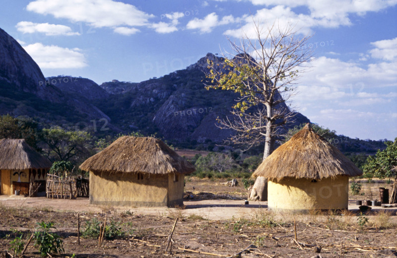 AFRICAN HUTS, RUTENGA, ZIMBABWE