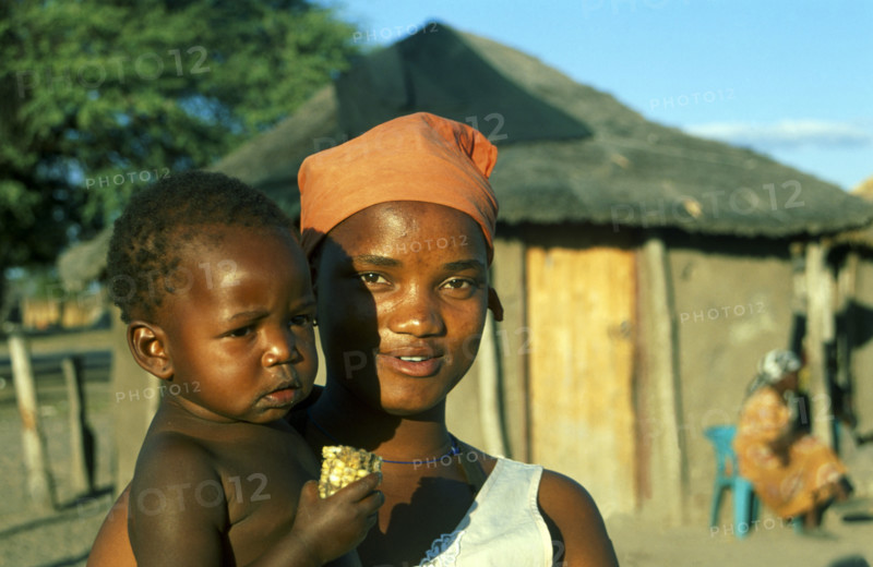 TSEGU SAN WOMAN AND CHILD, KUDUMANE, BOTSWANA