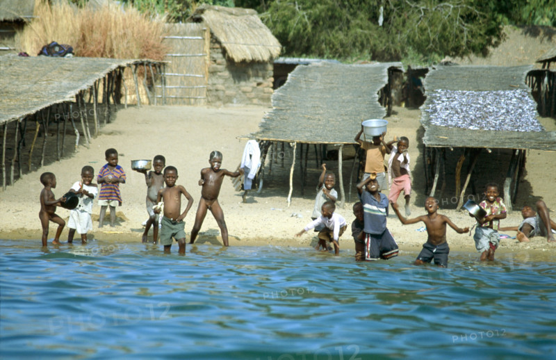 CHILDREN ON BANK, MALAWI