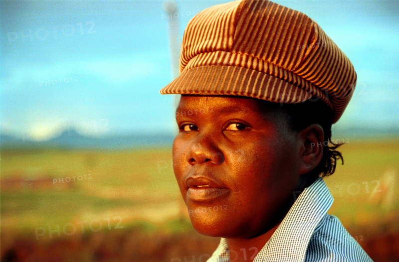 near Bergville, KwaZulu-Natal, South Africa, January 1993
women, girls, girl, lady, ladies, hat,  hats, cap, caps, face, facial features