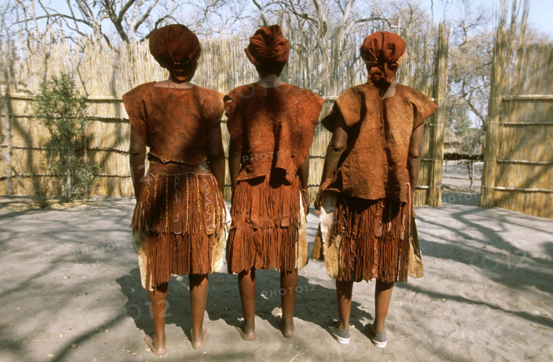 Three ladies in traditioal leather dress
\n