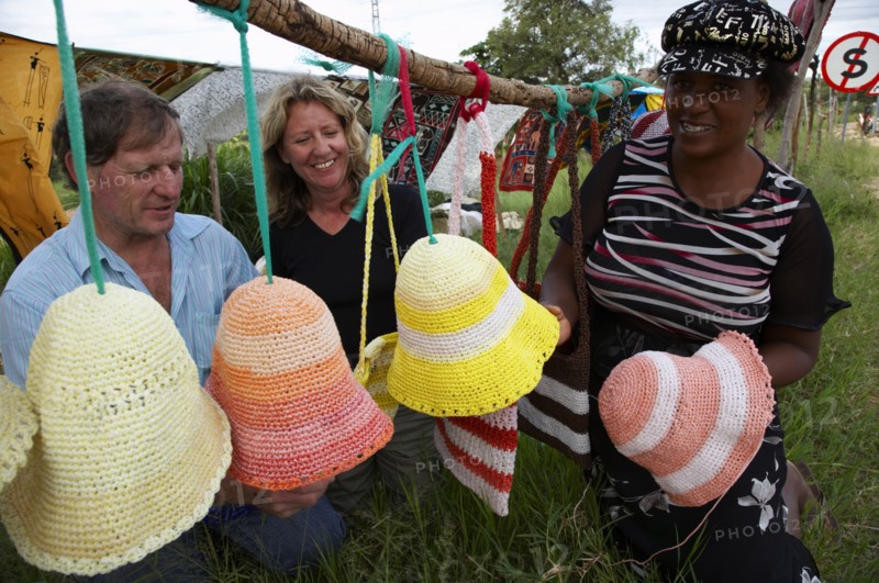 Touristes qui achètent des bibelots et de l'artisanat