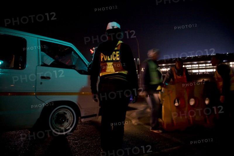 Un chauffeur de taxi attend pour passer la barricade de police, Afrique du Sud