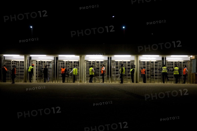 Des agents de sécurité surveillent les tourniquets au stade Orlando