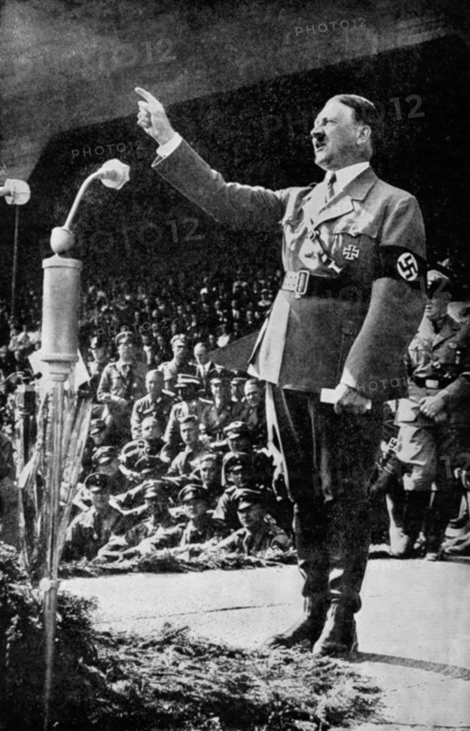 Adolph Hitler s'addressant à la foule