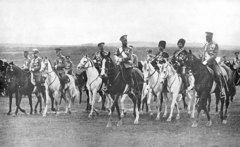 Nicolas II (1868-1919) Tsar de Russie à partir de 1894, à cheval, supporté par ses officiers d'État major