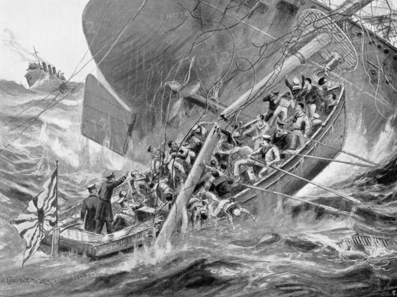 Guerre russo-japonaise :  Le cuirassé japonais 'Hatsuse' coule. Son mât tombe sur l'un des canneaux de sauvetage.