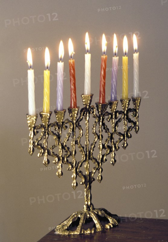Chandelier a neuf branches celebrant le judaisme a Hannukah